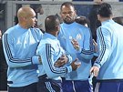 Patrice Evra (druhý zleva) z Marseille ádil ped zápasem Evropské ligy, krotí...