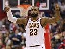 LeBron James slaví jeden ze svých 23 ko, kterými pomohl Clevelandu k výhe...