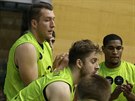 Brnntí basketbalisté se hecují, zleva Jan Tomanec, Marian Hrabovský a Kevin...