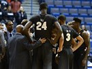 Tacko Fall (24) vynívá pi porad basketbalist Central Florida.