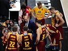 Ondej Balvín (12) a ostatní basketbalisté Gran Canarie naslouchají asistentovi...