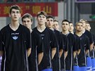 Basketbalisté USK Praha naslouchají eské hymn ped zápasem na turnaji v ín....
