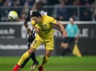 Edinson Cavani z Paris St Germain (ve lutém) bhem utkání proti Angers.