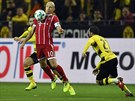Arjen Robben z Bayernu Mnichov si zpracovává mí v utkání proti Dortmundu.