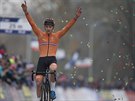 Nizozemský cyklokrosa Mathieu van der Poel slaví triumf na mistrovství Evropy...