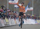 Nizozemský cyklokrosa Mathieu van der Poel triumfáln dojídí do cíle...