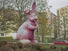 Neznámý vandal posprejoval rového králíka hákovými kíi. (2. 11. 2017)