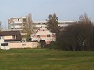 Areál záloní nemocnice v Jílovém u Prahy pímo sousedí s obytnou zónou