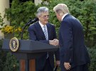 Americký prezident Donald Trump a éf americké centrální banky Jerome Powell....