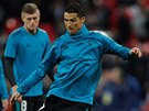 Cristiano Ronaldo z Realu Madrid stílí na rozcvice ped utkáním s Tottenhamem.
