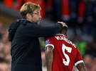 Liverpoolský trenér Jürgen Klopp konejí Georginija Wijnalduma, který musel...