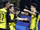 Fotbalisté Borussie Dortmund se radují z gólu.