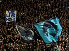 Fanouci Neapole v utkání Ligy mistr proti Manchesteru City mávali i vlajkami...