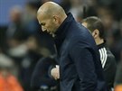 HLAVA DOLE. Trenér fotbalist Realu Madrid Zinedine Zidane bhem prohraného...