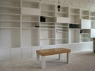 Dominantním prvkem celého prostoru je prostorná bílá knihovna z lamina vyrobená...