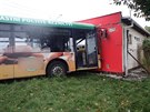 �idi� trolejbusu narazil do budovy u zast�vek na Hlu��nsk� ulici v Opav�. P�i...