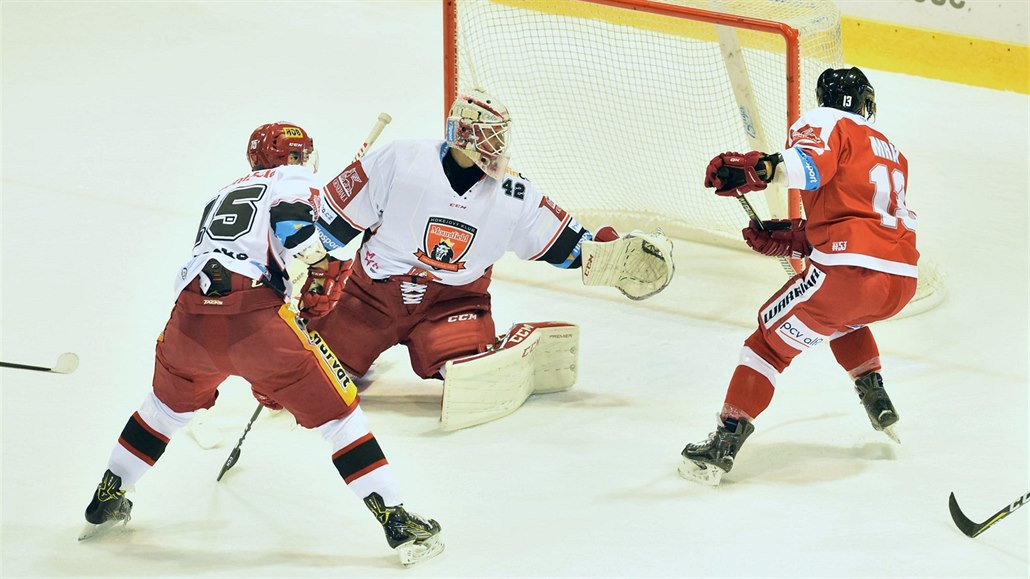 Olomoucký Jan Eberle nestihl usm�rnit puk do hradecké branky