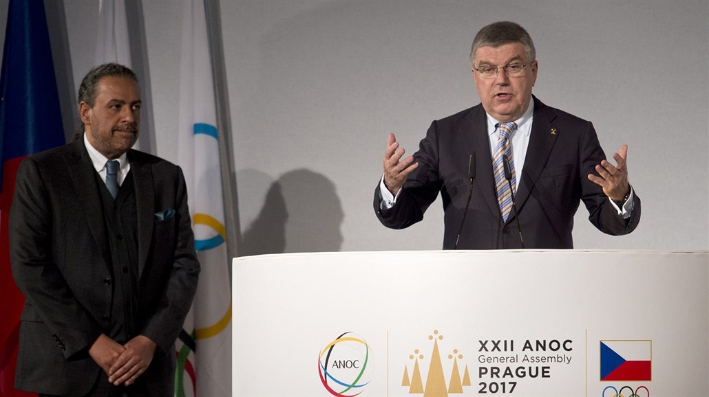 Předseda Mezinárodního olympijského výboru Thomas Bach (vpravo) vystoupil v...
