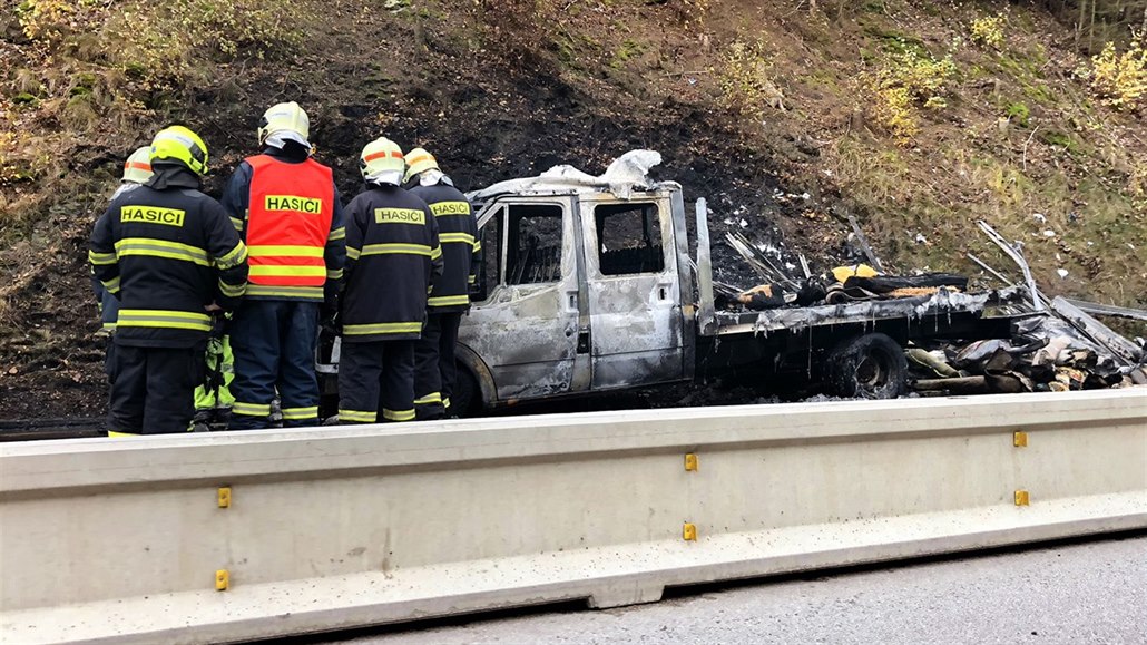 Dopolední požár dodávky s koberci obousměrně uzavřel dálnici D1 na 80....