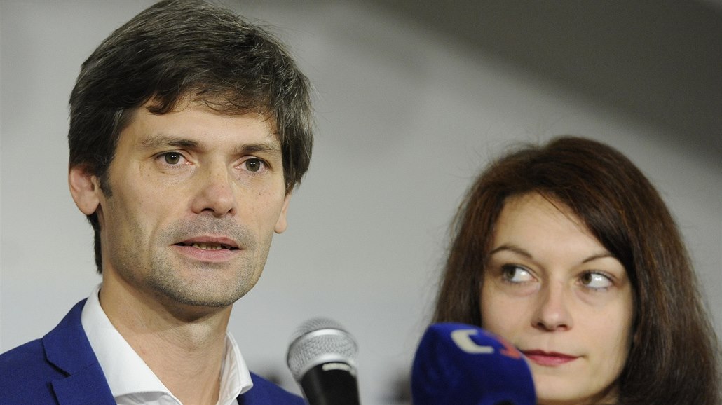 Kandidát na prezidenta Marek Hil�er s man�elkou Monikou na tiskové konferenci,...