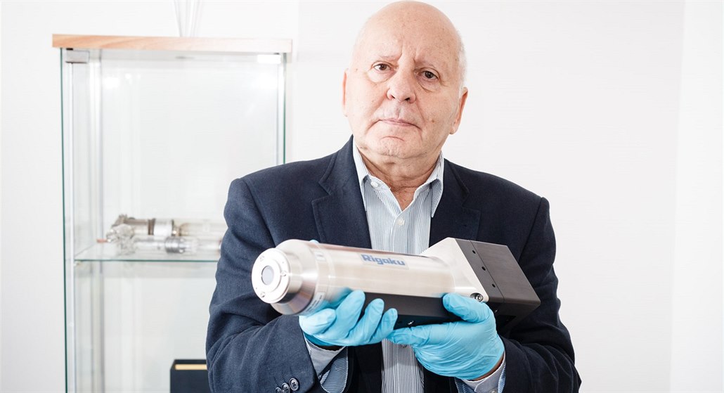Ladislav Pina drží kameru XSight, která má v oblasti rentgenového záření...
