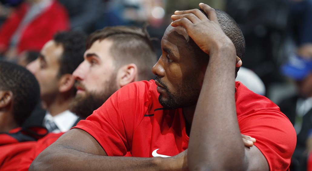 Serge Ibaka pro�ívá duel Toronta.