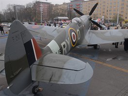 Model letounu Spitfire, se kterm generl karvada ve slubch RAF tak ltal