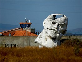 HLAVA VDCE. Poniený pomník zakladatele Sovtského svazu Vladimira Lenina leí...