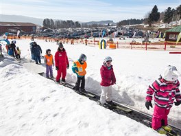 Děti se na Lipně v lyžařské školičce učí lyžovat už od tří let, s rodiči mohou...