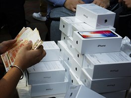 iPhone X peprodej v ulicích Hongkongu