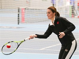 Vévodkyn Kate pedvedla své tenisové dovednosti  (Londýn, 31. íjna 2017).