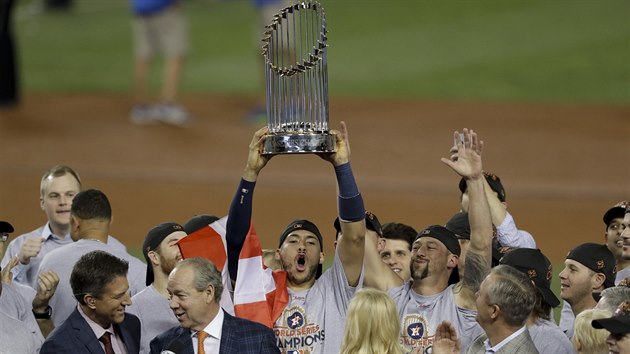 Baseballist Houstonu oslavuj triumf v MLB, trofej dr Carlos Correa.