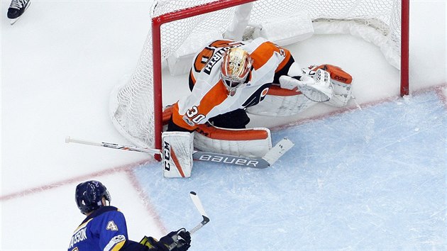 VE STEHU. Michal Neuvirth v brance Philadelphie el stele Carla Gunnarssona.