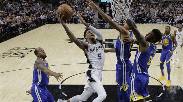 Dejounte Murray ze San Antonia zakonuje na ko Golden State.