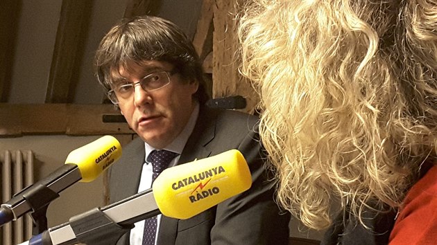 Sesazen katalnsk premir Carles Puigdemont pi rozhovoru s rozhlasovou stanic Catalunya Radio (7. listopadu 2017)