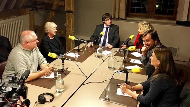 Sesazen katalnsk premir Carles Puigdemont pi rozhovoru s rozhlasovou stanic Catalunya Radio (7. listopadu 2017)