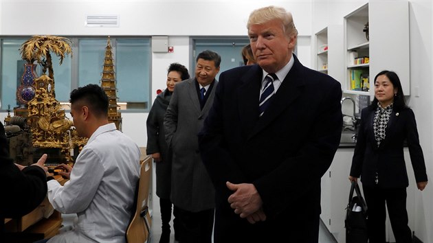 Americk prezident Donald Trump navtvil se svm nskm protjkem Si in-pchingem stedisko restaurtor v Zakzanm mst (8. listopadu 2017)