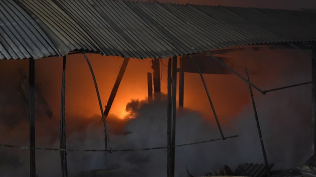 Požár v areálu tržnice ve Svatém Kříži u Chebu (6.11.2017)
