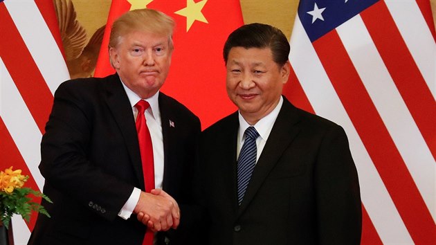 Americký prezident Donald Trump (vlevo) a jeho čínský protějšek Si Ťin-pching (9.11.2017)