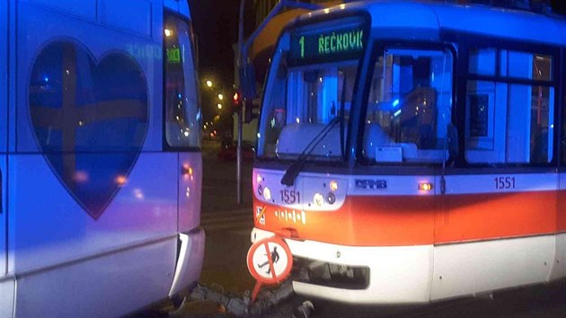V Brně se čelně srazily dvě tramvaje. Příčinou byla buď nepozornost řidiče, nebo technická závada.