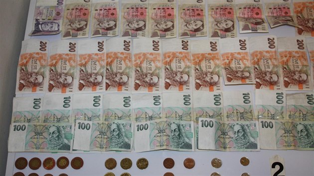 Policist na mst zajistili hotovost pesahujc 11 tisc korun.