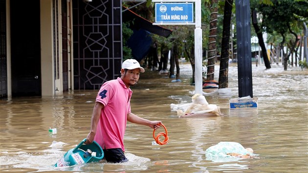 Tajfun Damrey zashl vchodn pobe centrlnho Vietnamu, kde zaplavil msto Hoi An (7. listopadu 2017).