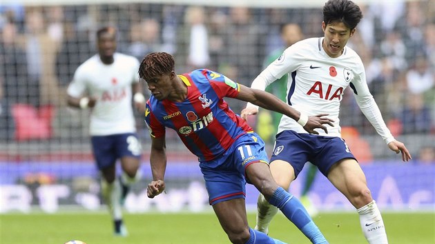 Son Heung-Min z Tottenhamu (vpravo) atakuje zlonka Crystal Palace Mousu Dembeleho.