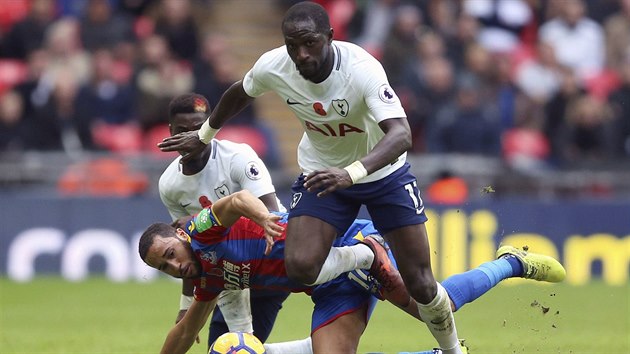 Moussa Sissoko z Tottenhamu ( v poped) vyhrv souboj s Androsem Townsendem z Crystal Palace.