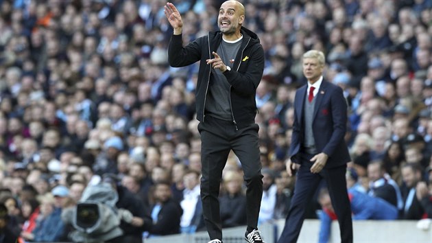 Trenr Manchesteru City Pep Guardiola zaplen gestikuluje smrem ke svm svencm. V pozad stoj jeho protjek na lavice Arsenalu Arsne Wenger.