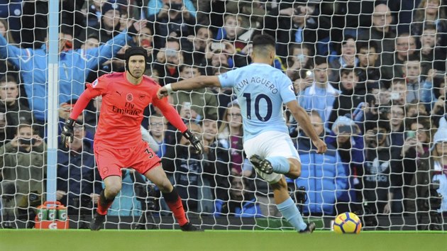 Sergio Agero z Manchesteru City (zdy) z penalty pekonv branke Arsenalu Petra echa.