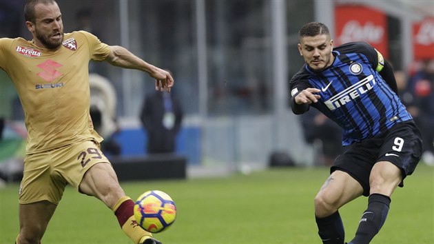 Mauro Icardi z Interu Miln (vpravo) pl na branku, turnsk Lorenzo De Silvestri se sna jeho pokus znekodnit.