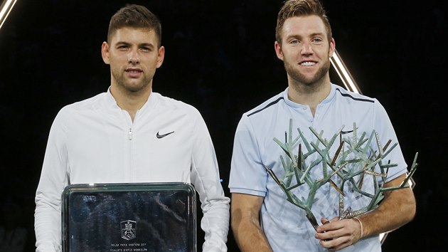 Finalist turnaje Masters v Pai s trofejemi. ampion Jack Sock (vpravo) a druh Filip Krajinovi.