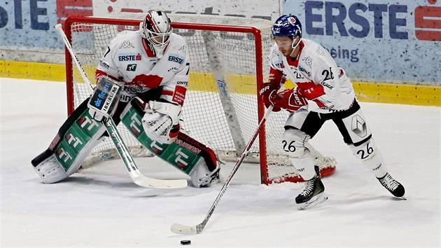 Český hokejista v barvách Innbrucku Lubomír Štach (vpravo) rozehrává před brankou krajana a spoluhráče Patrika Nechvátala.