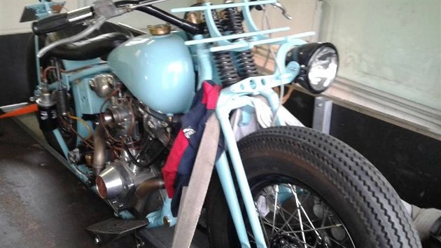Zloděj ukradl historický motocykl Harley-Davidson v hodnotě převyšující 700 tisíc korun.